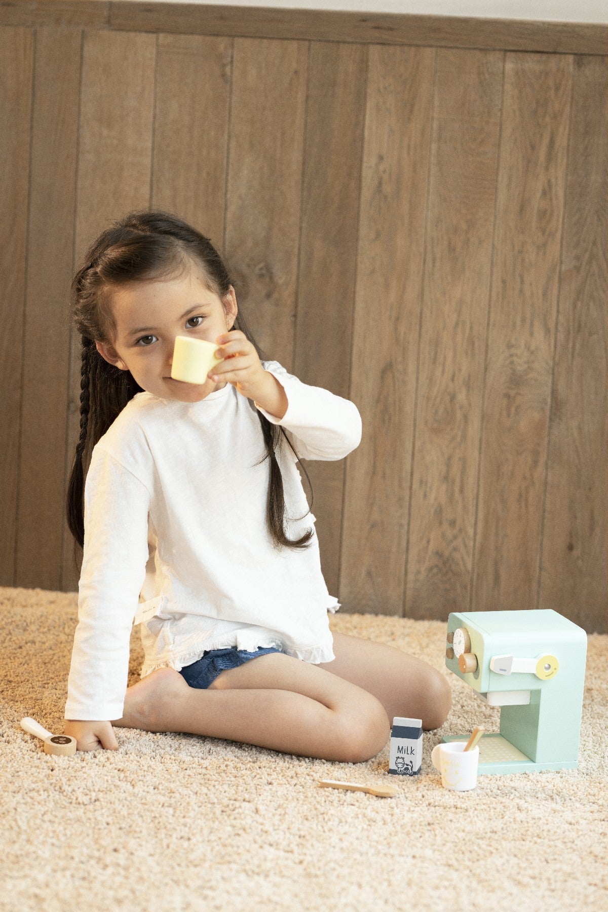 Coffee Maker pretend-play set – includes toy coffee machine with 2 cups, milk container, spoons and beans, 7+ pieces for kids 18 months + to simulate brewing a perfect cup