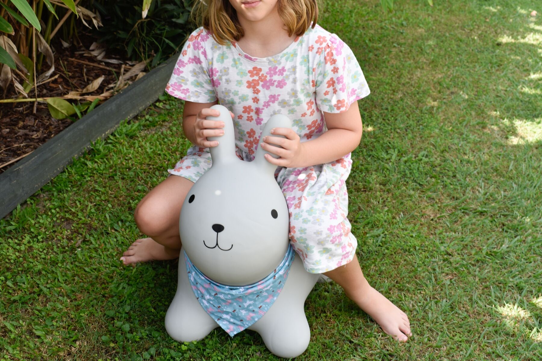 Bouncy Rider Ashby the Rabbit – Charming inflatable ride-on rabbit for toddlers (12 months+), with easy-grip ears and secure seat, includes hand pump, made with safety standard to help develop balance and coordination.