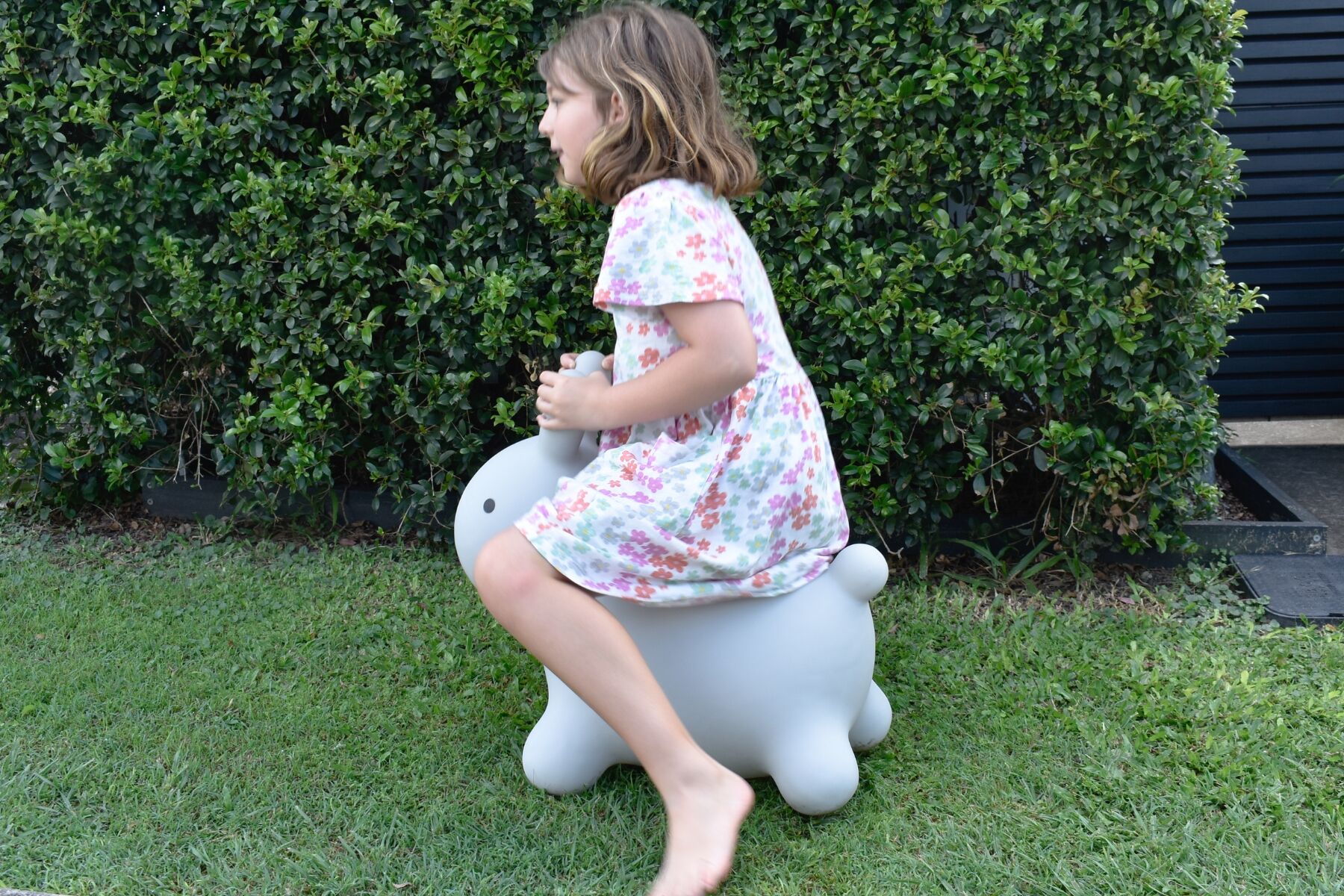 Bouncy Rider Ashby the Rabbit – Charming inflatable ride-on rabbit for toddlers (12 months+), with easy-grip ears and secure seat, includes hand pump, made with safety standard to help develop balance and coordination.